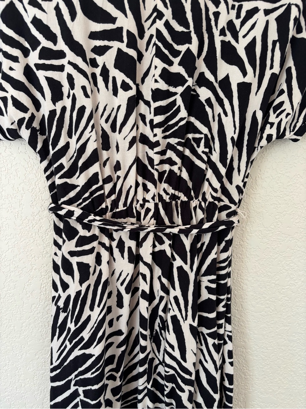 H&M beige and black abstract pattern maxi dress with tie waist, size S - Picture 7 of 8
